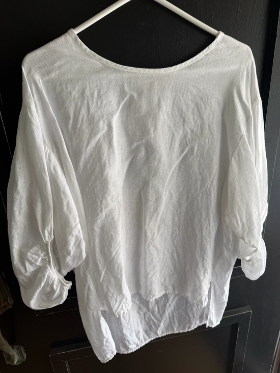 Tops - Women's White Lightweight Button-Sleeve Top